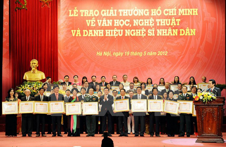 Chủ tịch nước Trương Tấn Sang trao danh hiệu Nghệ sỹ nhân dân cho 74 nghệ sỹ năm 2012.